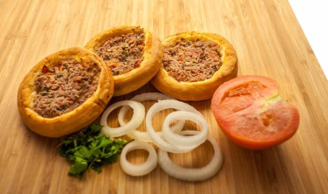 طريقة عمل اللحم بالعجين السوري