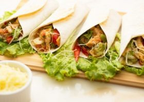 طريقة عمل تورتيلا الدجاج المقلي