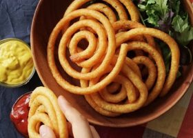 طريقة عمل بطاطس حلزوني بالثوم