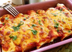 طريقة عمل انشيلادا باللحمة مع الصلصة الخاصة