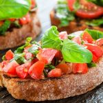طريقة عمل خبز الريحان و الطماطم