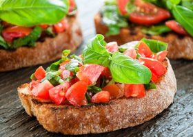 طريقة عمل خبز الريحان و الطماطم