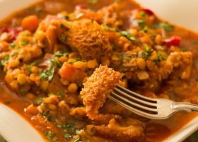 طريقة عمل الكرشة بالحمص والصلصة الحمراء