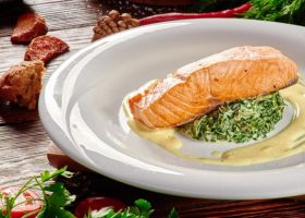طريقة عمل شرائح السلمون بالسبانخ والكريمة