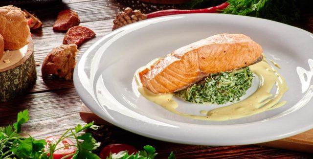 طريقة عمل شرائح السلمون بالسبانخ والكريمة