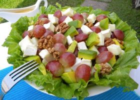 طريقة عمل سلطة العنب الأحمر