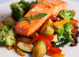 طريقة عمل السلمون بالثوم والحبق للرجيم صحي