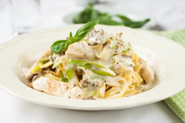 طريقة عمل صلصة الفيتوتشيني البيضاء