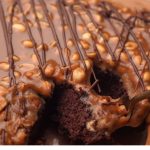 طريقة عمل كيك سنيكرز بالكراميل