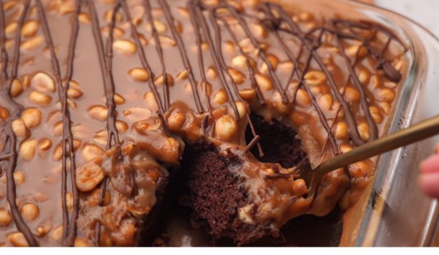 طريقة عمل كيك سنيكرز بالكراميل