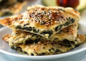 طريقة عمل بوريك بالسبانخ والجبنة