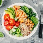 طريقة عمل سلطة كينوا بالأفوكادو وصدر الدجاج