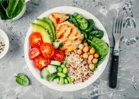 طريقة عمل سلطة كينوا بالأفوكادو وصدر الدجاج