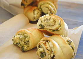 طريقة عمل فطائر رول جبنة الفيتا والأعشاب