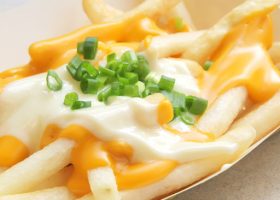 طريقة عمل البطاطس المقلية مع الجبنة