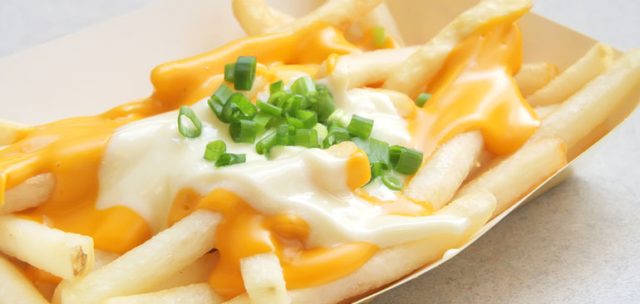 البطاطس المقلية مع الجبنة