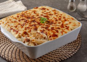 طريقة عمل مكرونة بشاميل بالسجق