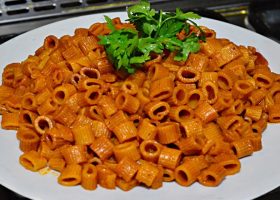 طريقة عمل المكرونة المحمرة بالبصل