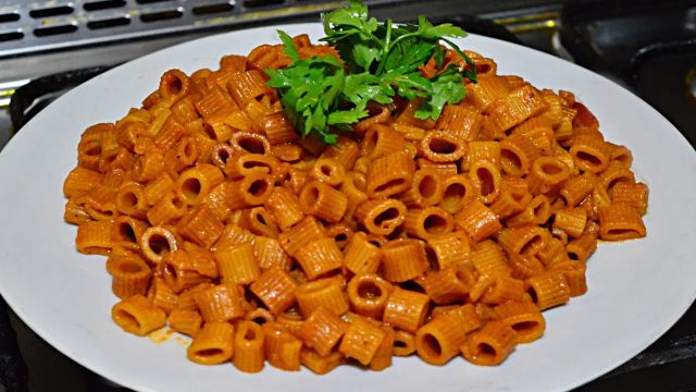 طريقة عمل المكرونة المحمرة بالبصل