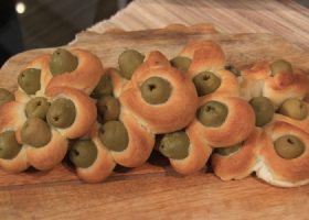 طريقة عمل فطيرة الزيتون