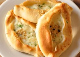 طريقة عمل معجنات بالجبنة