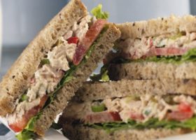 طريقة عمل سندويش التونة بالجبن