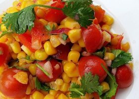 طريقة عمل سلطة الذرة بالطماطم