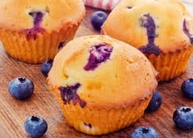 طريقة عمل كب كيك الطحين الأسمر بالبلوبيري