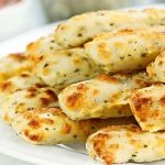 طريقة عمل اصابع الخبز بالثوم