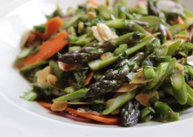 طريقة عمل سلطة الهليون بالخضار