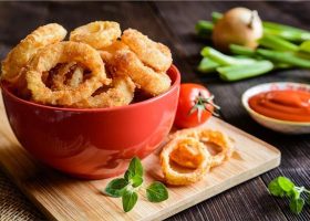 طريقة عمل حلقات البصل المقرمشة بدون بيض