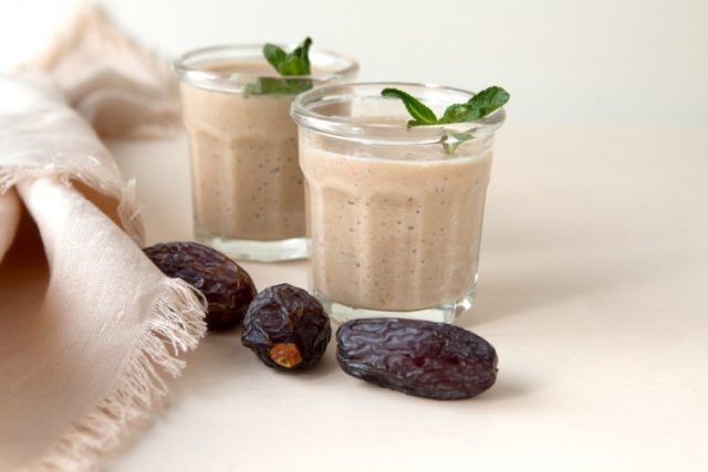 طريقة عمل سموثي التمر بالحليب