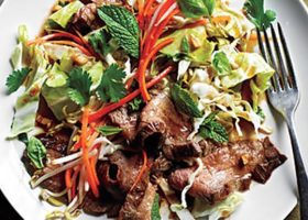 طريقة عمل سلطة اللحم التايلندية مع صلصة الزنجبيل