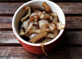 طريقة عمل تغميسة البصل المكرمل