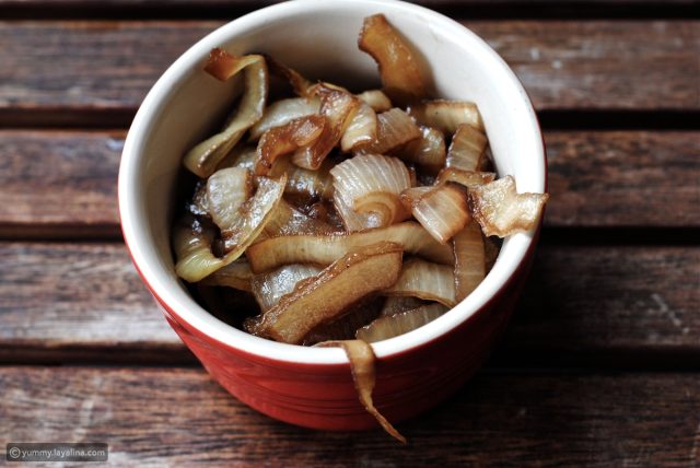 طريقة عمل تغميسة البصل المكرمل