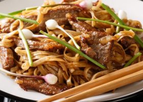 طريقة عمل مكرونة بالبصل المكرمل