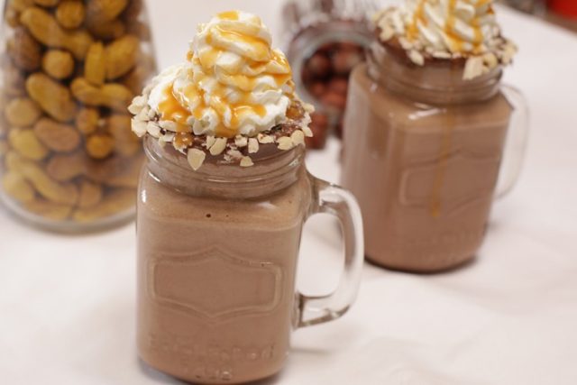 طريقة عمل ميلك شيك السنيكرز