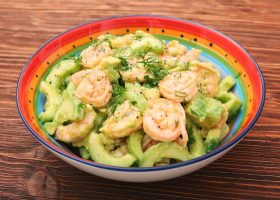 طريقة عمل سلطة الأفوكادو بالجمبري