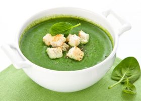 طريقة عمل شوربة السبانخ بالدجاج