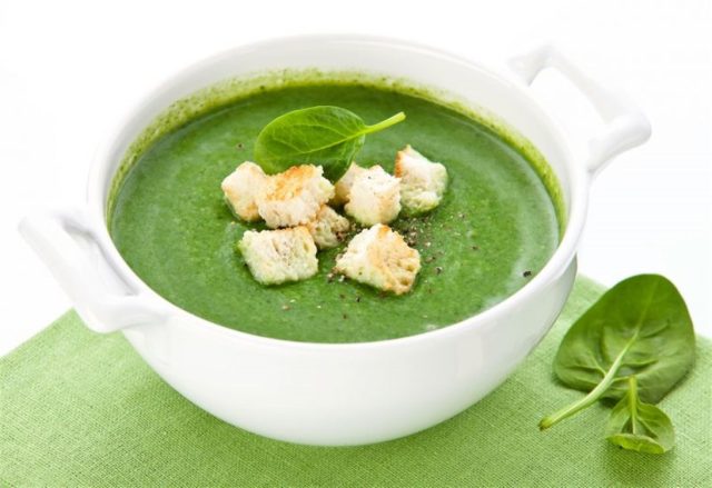 طريقة عمل شوربة السبانخ بالدجاج