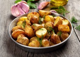 طريقة عمل بطاطس مشوية بالزعتر والزبدة