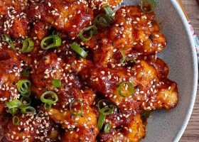 طريقة عمل أجنحة دجاج حارة بالسمسم