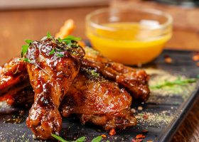 طريقة عمل دجاج بتتبيلة التمر والمستردة