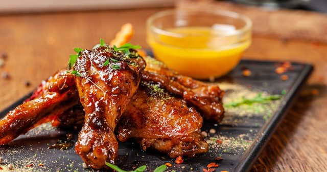 طريقة عمل دجاج بتتبيلة التمر والمستردة