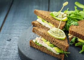 طريقة عمل كلوب ساندوتش دجاج بالأفوكادو