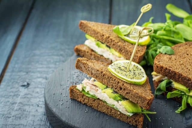 طريقة عمل كلوب ساندوتش دجاج بالأفوكادو