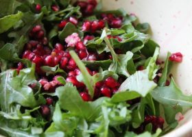 طريقة عمل سلطة خضار بالرمان