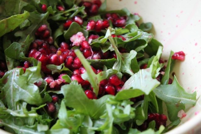 طريقة عمل سلطة خضار بالرمان