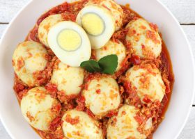 طريقة عمل شكشوكة البيض المسلوق