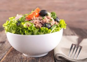 طريقة عمل سلطة التونة بالخضار